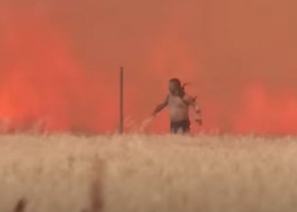 VIDEO. Un bărbat iese cu hainele în flăcări din mijlocul unui incendiu în Spania. Era pe un excavator când a fost înghițit de foc