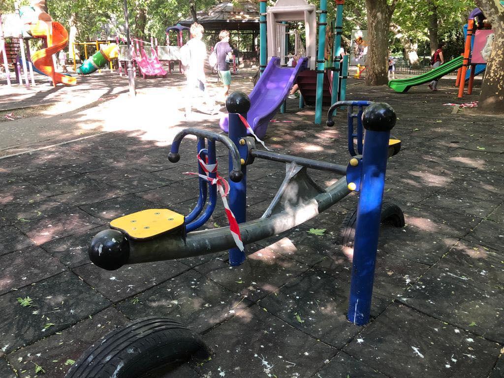 Parcul Cişmigiu din Bucureşti a ajuns să fie îngropat sub mizerie şi excremente de porumbei