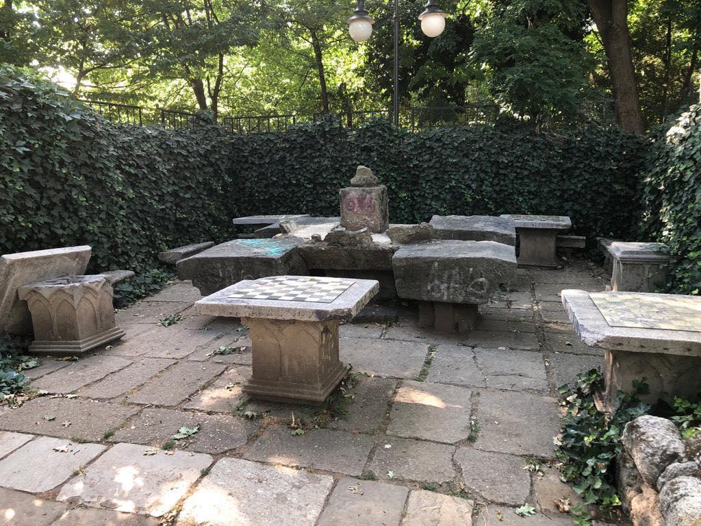 Parcul Cişmigiu din Bucureşti a ajuns să fie îngropat sub mizerie şi excremente de porumbei