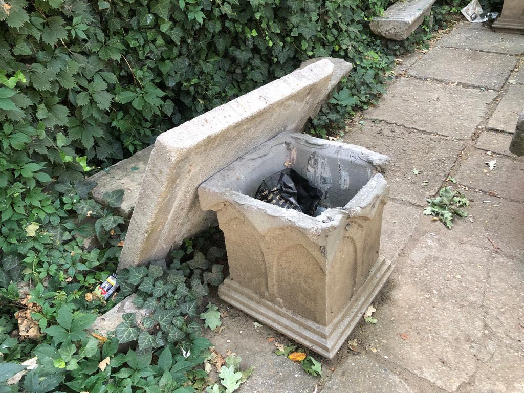 Parcul Cişmigiu din Bucureşti a ajuns să fie îngropat sub mizerie şi excremente de porumbei