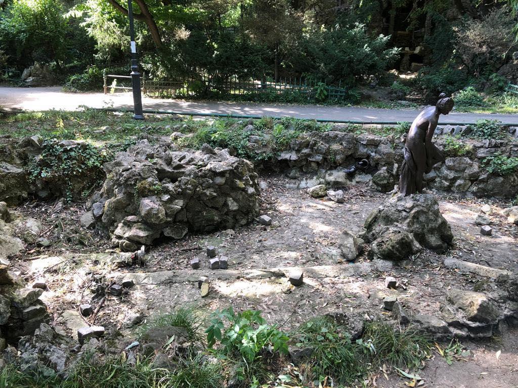 Parcul Cişmigiu din Bucureşti a ajuns să fie îngropat sub mizerie şi excremente de porumbei