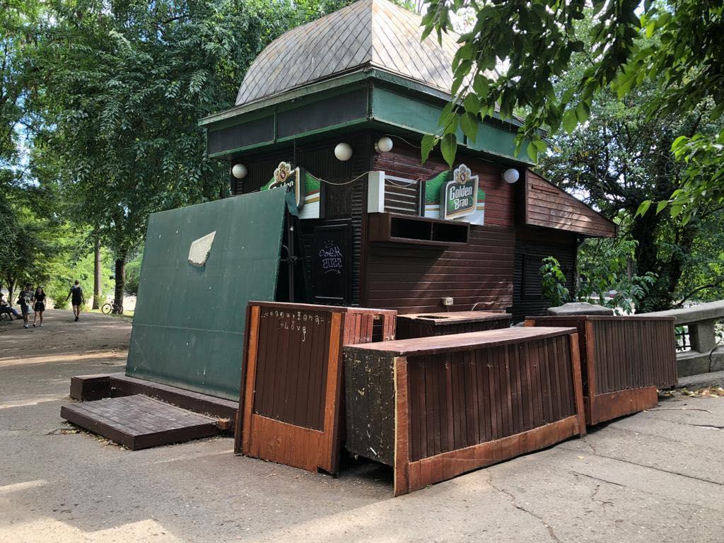 Parcul Cişmigiu din Bucureşti a ajuns să fie îngropat sub mizerie şi excremente de porumbei