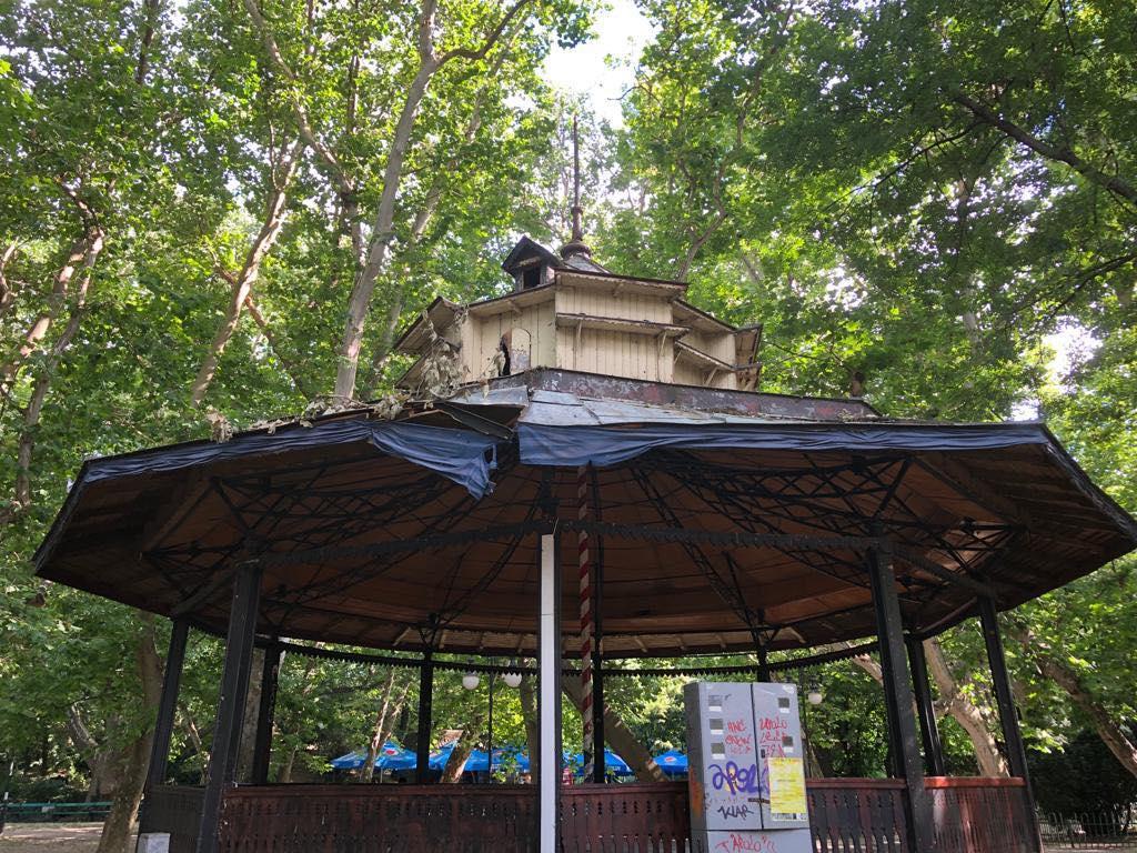 Parcul Cişmigiu din Bucureşti a ajuns să fie îngropat sub mizerie şi excremente de porumbei