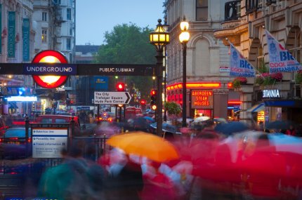 Bărbat împuşcat mortal în faţa unei staţii de metrou, din Londra