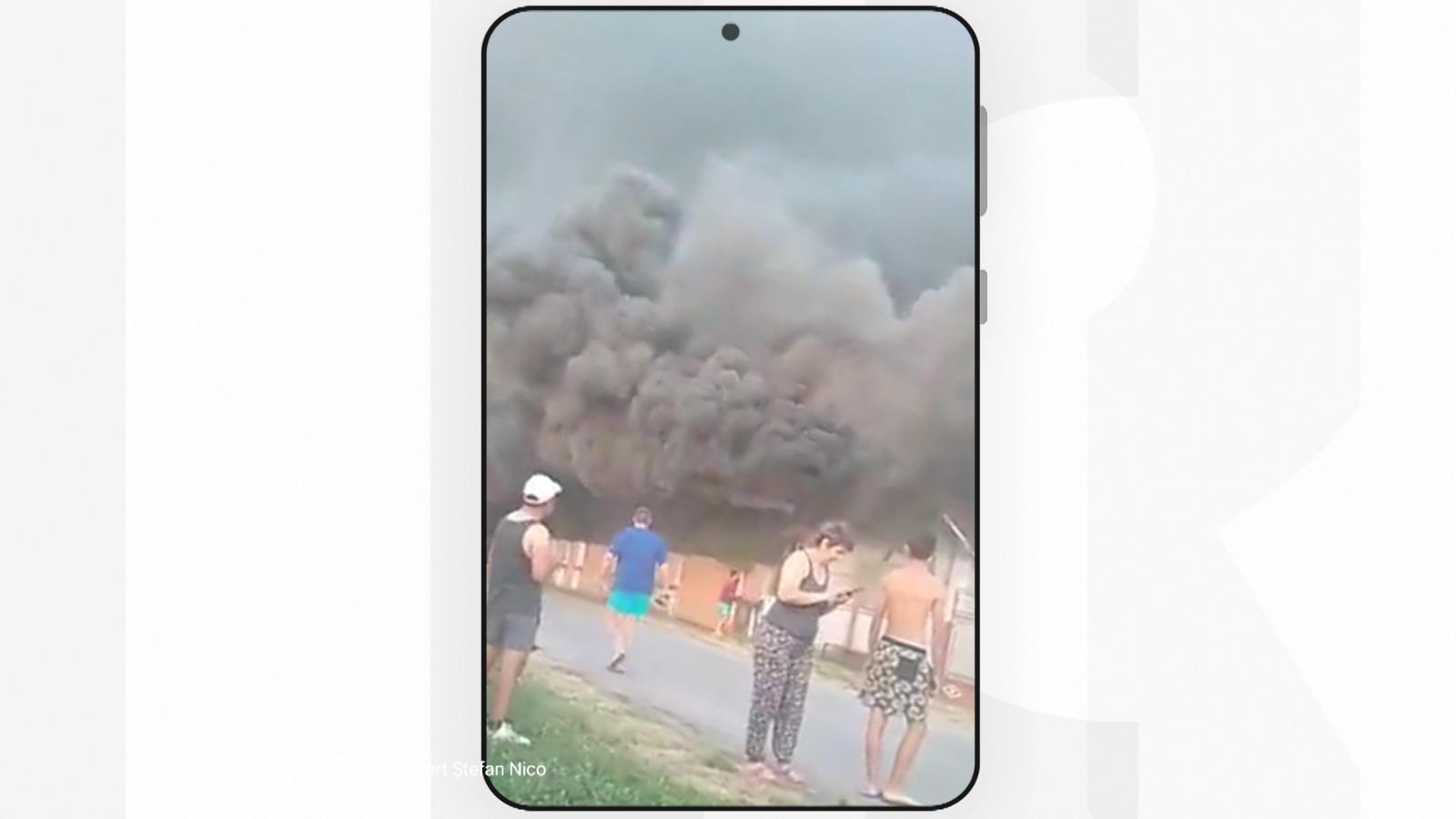 Două case, mistuite de flăcări în Prahova