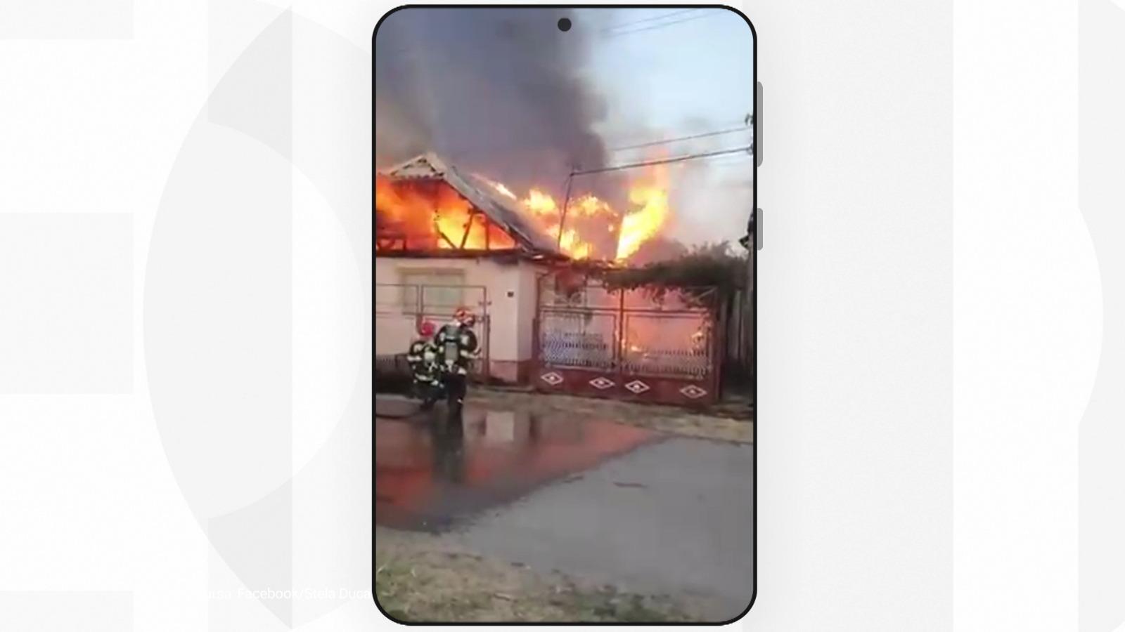 Două case, mistuite de flăcări în Prahova