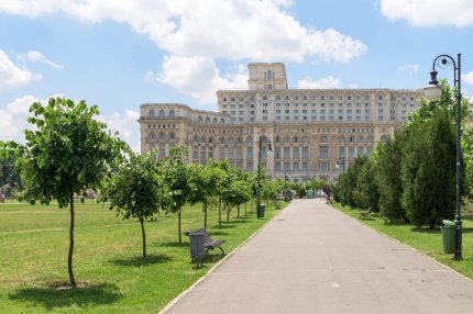 Vedere a Palatului Parlamentului din Parcul Izvor