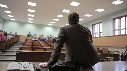 Profesor care privește elevii în sala de clasă