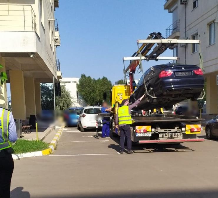 Doi turiști cu BMW-uri au demontat plăcuţele de înmatriculare pentru a fenta plata parcării în Mamaia. La final s-au trezit că au de plată mai mult