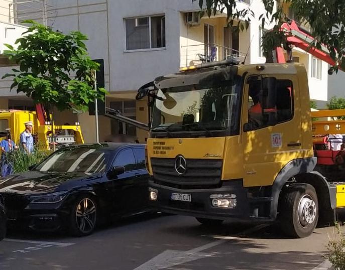 Doi turiști cu BMW-uri au demontat plăcuţele de înmatriculare pentru a fenta plata parcării în Mamaia. La final s-au trezit că au de plată mai mult