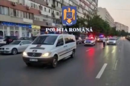 Mașini de poliție în coloană