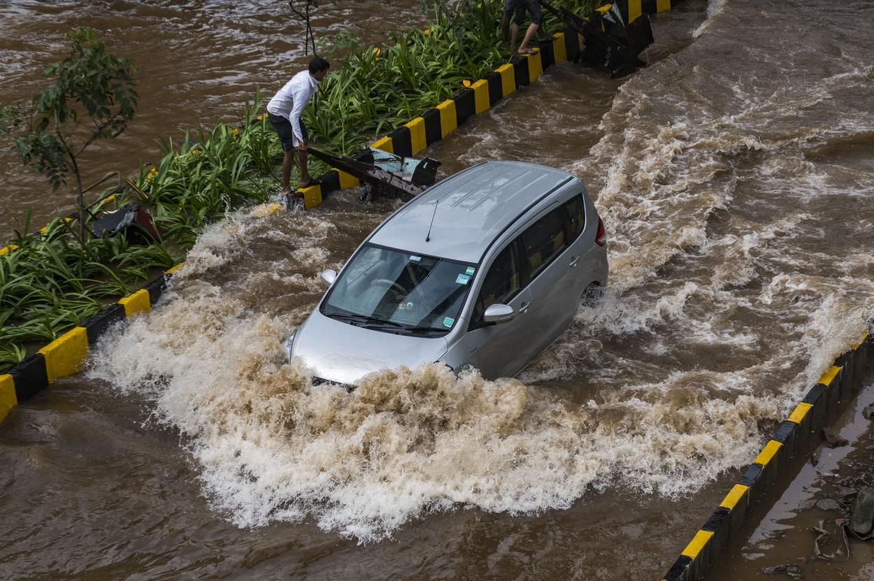 Inundațiile au afectat transporturile din Mumbai.