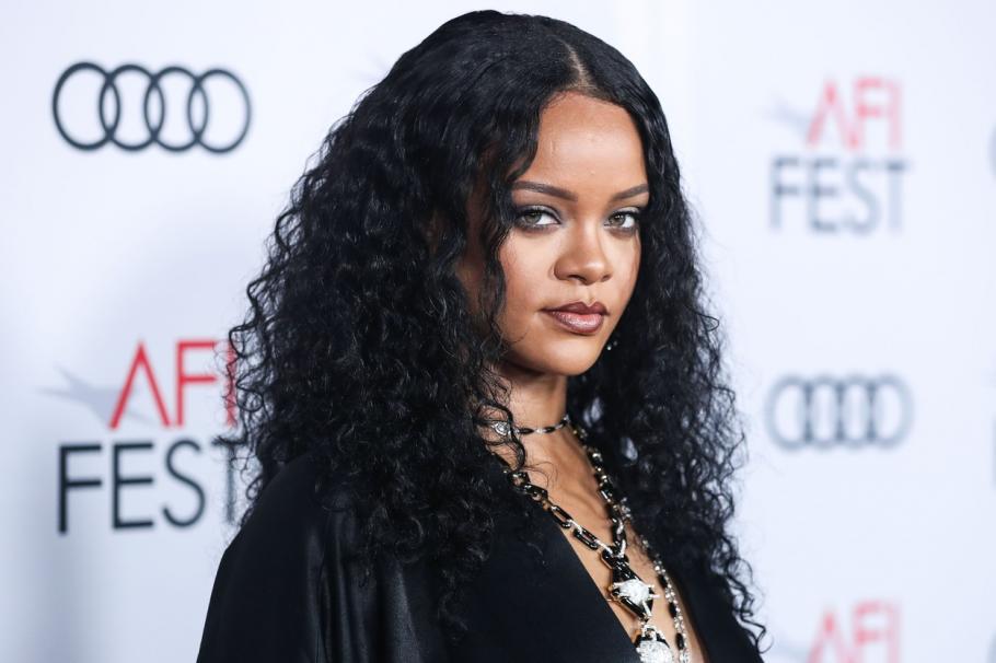 Rihanna a devenit cea mai tânără miliardară din Statele Unite ale Americii Rihanna a devenit cea mai tânără miliardară din Statele Unite ale Americii