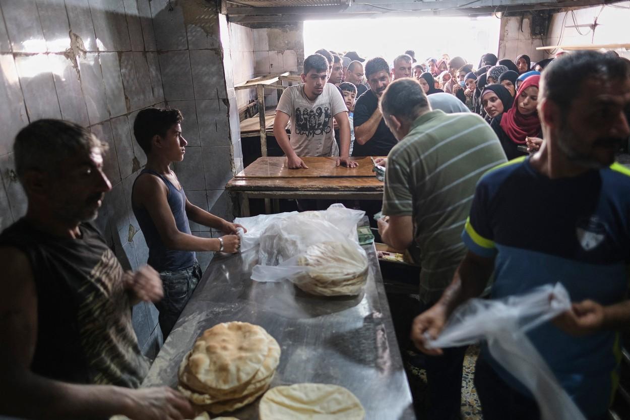 Ţara în care oamenii stau 3 ore la coadă pentru o pâine. 80% din populaţie trăieşte sub pragul de sărăcie, pâinea este raționalizată