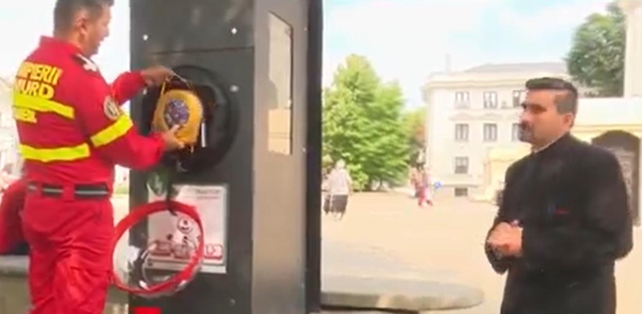Preoţii din Iaşi au învăţat cum să acorde primul ajutor. În curtea Catedralei Mitropolitane din Iaşi a fost montat un defibrilator automat