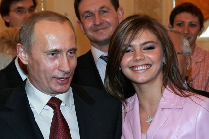 Alina Kabaeva nu este nici amanta, nici soţia secretă a lui Vladimir Putin, susține Ilia Ponomariov. ”Ea joacă un rol de faţadă, de acoperire”