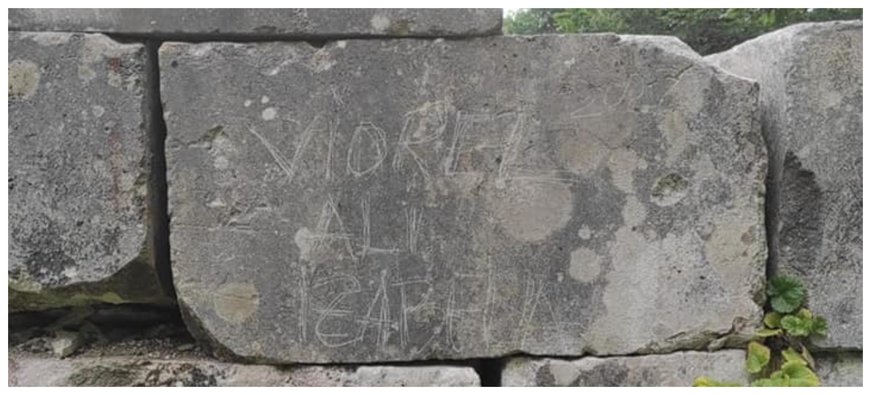 Bărbatul riscă dosar penal după ce şi-a scrijelit numele pe zidul vechi al cetăţii Sarmisegetusa