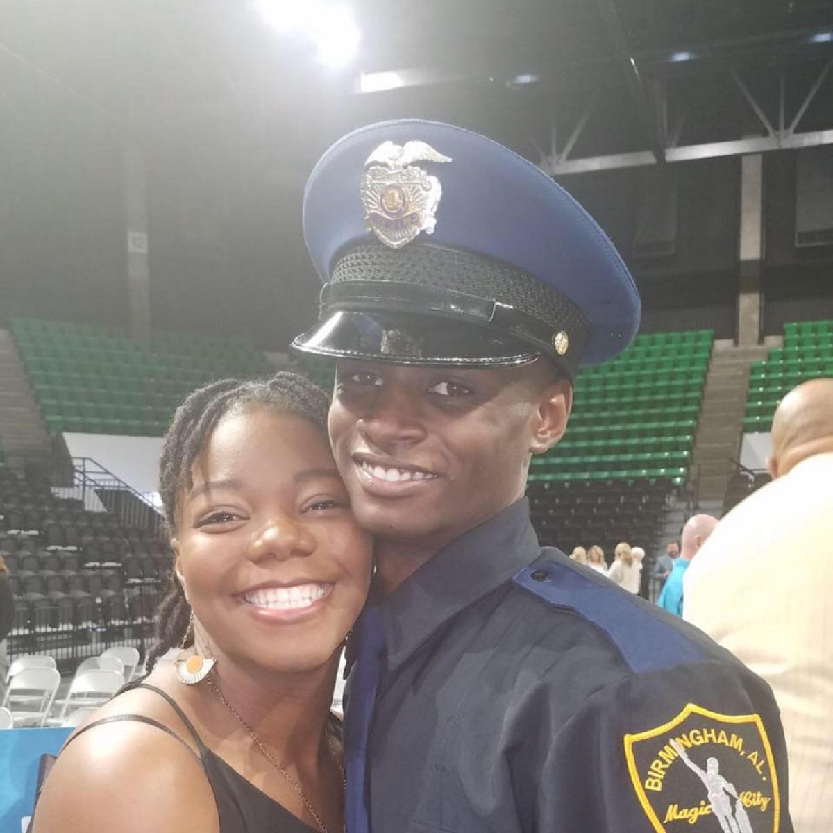 Copilul a  spus poliției că un intrus a intrat și a împușcat-o pe mama sa iar apoi a fugit