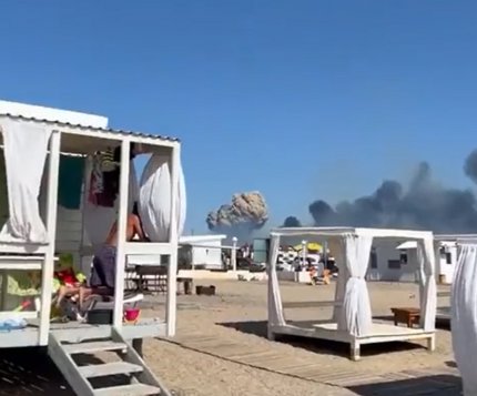 Turiştii ruşi au fugit de pe plajele din Crimeea, după exploziile de la baza aeriană