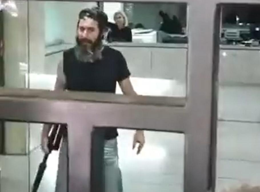 Un libanez a luat ostatică o bancă întreagă pentru că nu şi-a putut retrage bani din cont. "Eşti un erou", a scandat mulţimea Un libanez a luat ostatică o bancă întreagă pentru că nu şi-a putut retrage bani din cont. "Eşti un erou", a scandat mulţimea