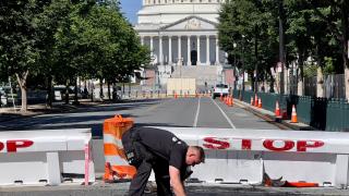 Atac armat la Capitoliul SUA: Un bărbat a coborât dintr-o maşină în flăcări, a tras focuri de armă şi apoi s-a sinucis