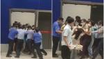 Haos într-un Ikea din Shanghai. Clienții țipă și se împing să iasă din magazinul pe care polițiștii încercau să-l carantineze