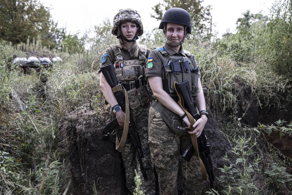 Svetlana (stânga) și Irina (dreapta) luptă în Donețk împotriva soldaților ruși
