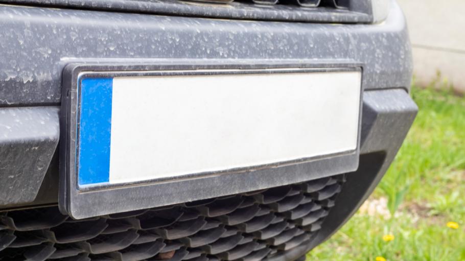 Cum a încercat un poliţist de 20 de ani din Arad să-şi păcălească propriii colegi: şi-a pus "numerele" ale altei maşini pe vehiculul său neînmatriculat Cum a încercat un poliţist de 20 de ani din Arad să-şi păcălească propriii colegi: şi-a pus "numerele" ale altei maşini pe vehiculul său neînmatriculat