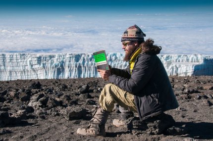 Turist, citind Hemingway în vârful Muntelui Kilimanjaro (2013)