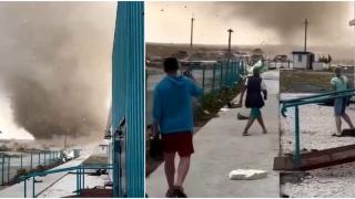 Tornadă înspăimântătoare filmată la țărmul Mării Negre. Vârtejul a lovit cu putere un sat din Crimeea