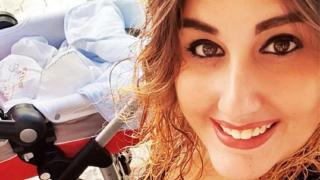 O mamă a doi copii, care sărbătorea că s-a vindecat de COVID, a murit la 25 de ani, după ce a căzut secerată într-un club din Italia
