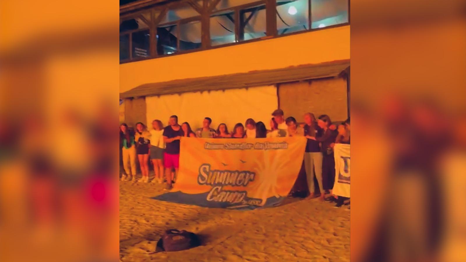 Studenţii profită de ultimele petreceri la malul mării