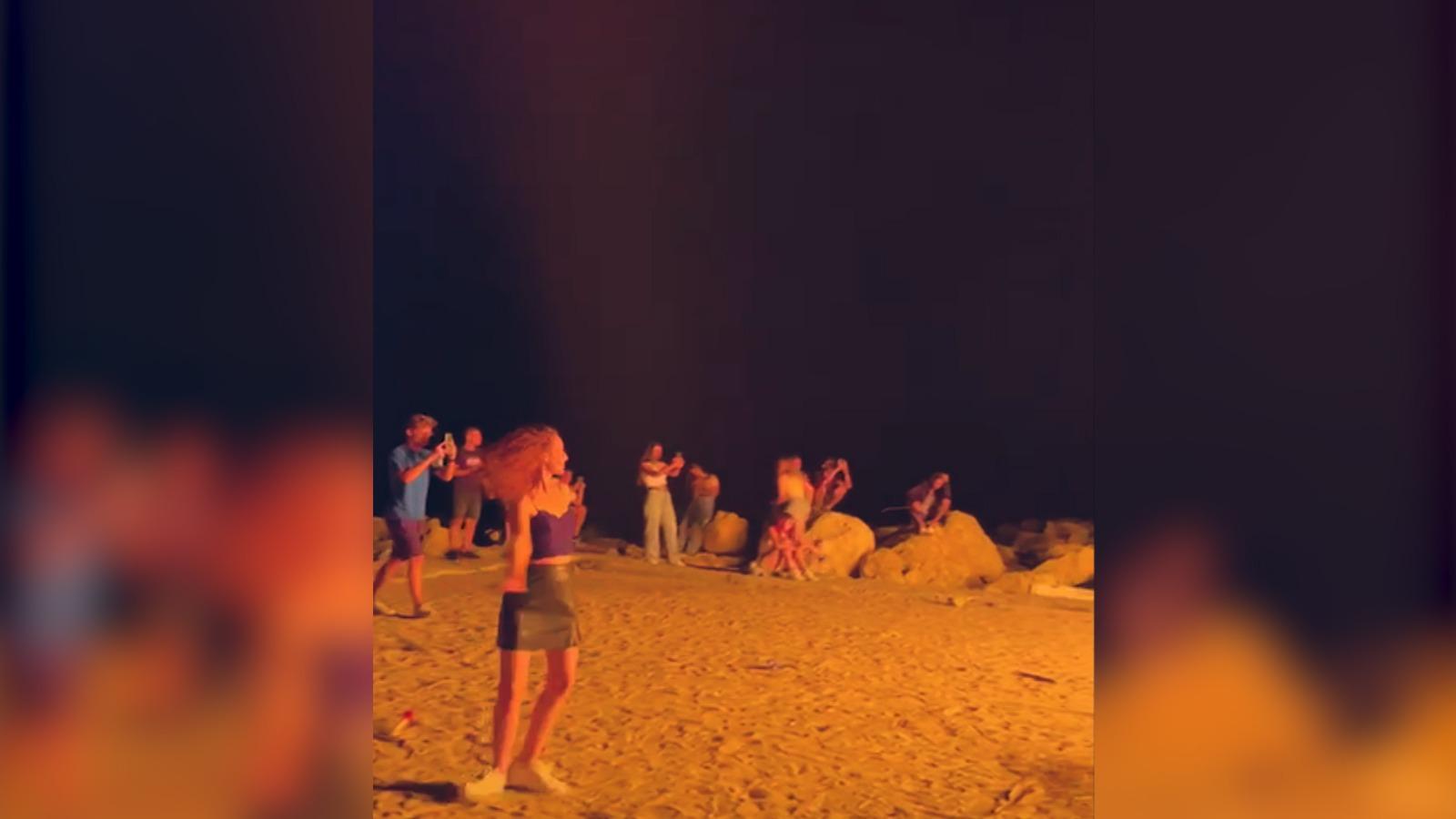 Studenţii profită de ultimele petreceri la malul mării