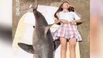 Revoltă în China, după ce o vloggeriță s-a filmat mâncând dintr-un rechin alb de 2m: "Carnea este foarte fragedă"