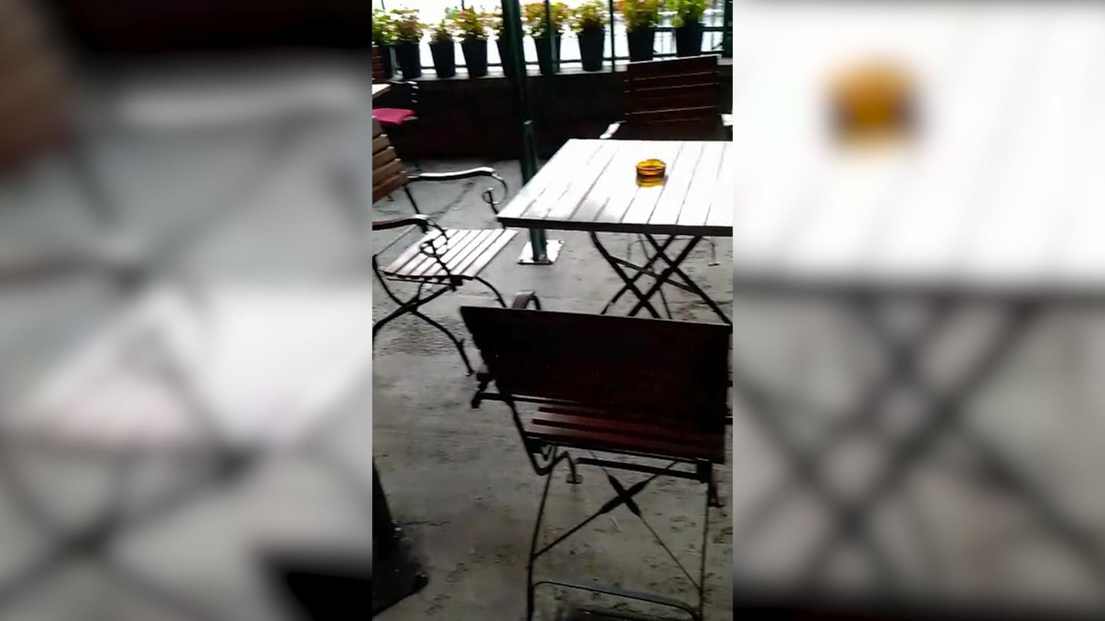 Un bărbat de 65 de ani a fost înjughiat pe terasa unui bar din Caraş-Severin de prietenul de 82 de ani cu care ieşise la băut