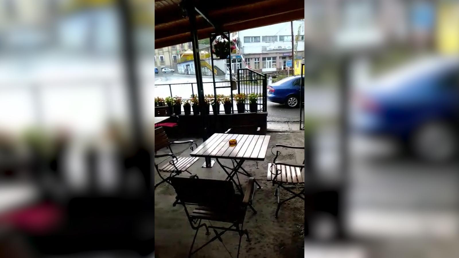 Un bărbat de 65 de ani a fost înjughiat pe terasa unui bar din Caraş-Severin de prietenul de 82 de ani cu care ieşise la băut