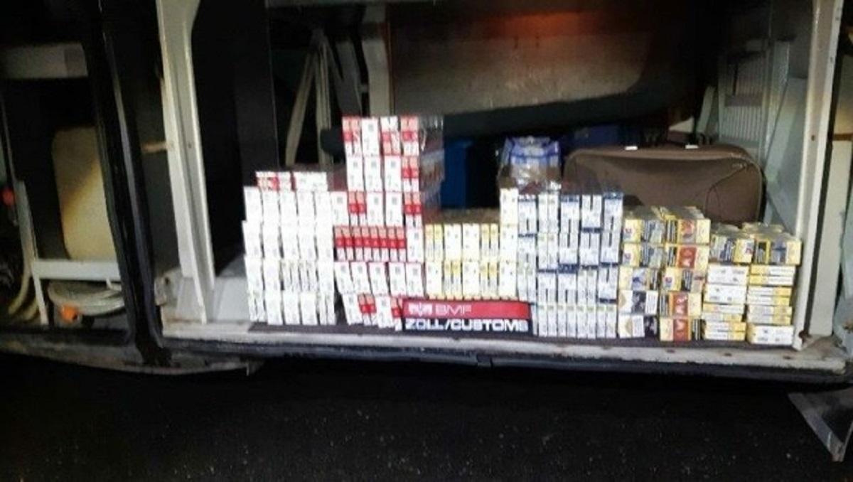 Autocar românesc, prins în Austria cu zeci de cartuşe de țigări ascunse în podea Autocar românesc, prins în Austria cu zeci de cartuşe de țigări ascunse în podea