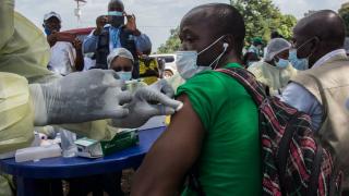 Ţara care a raportat din nou un caz de ebola. O femeie care a intrat în contact cu 131 de persoane a murit