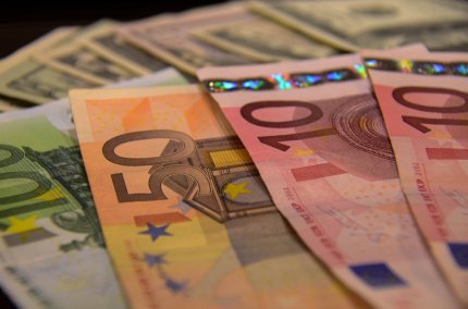 Dolarul rămâne peste euro, cel mai mare franc elveţian din istorie. CURS BNR, miercuri 24 august 2022