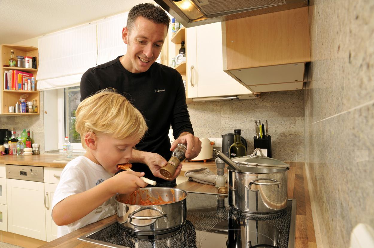 Guvernul a aprobat acordarea concediului paternal la naşterea fiecărui copil, nu numai la primul copil, cum era până acum