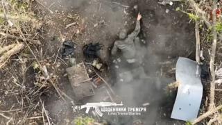 Momentul în care o dronă ucraineană lansează o bombă peste un soldat rus care dormea: "Mai bine decât să amâni alarma pe telefon". Militarul a scăpat cu viaţă