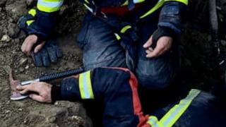 Doi muncitori din Oradea, îngropaţi sub un mal de pământ care s-a prăvălit în timp ce lucrau la fundaţia unei case. Unul dintre ei a murit