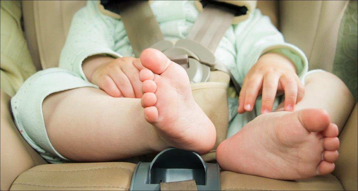 Hoțul a abandonat bebelușul pe marginea drumului.