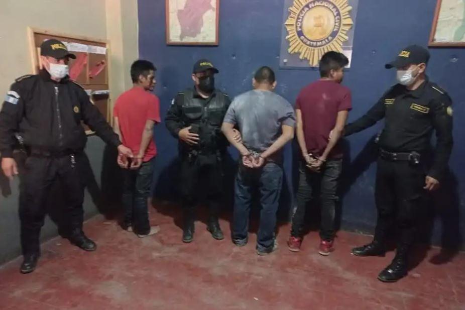 Bărbații au fost târâți dintr-o secție de poliție din Guatemala și incendiați de localnici