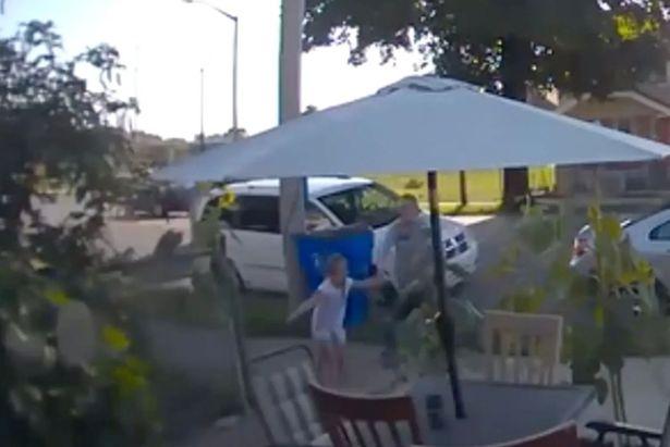 Momentul a fost surpins de camerele de luat vederi, amplasate la intrarea în locuință