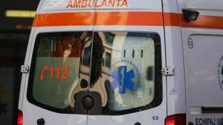 Accident grav în judeţul Vâlcea. Un microbuz s-a răsturnat, după ce a intrat într-un cap de pod. Trei persoane au fost rănite