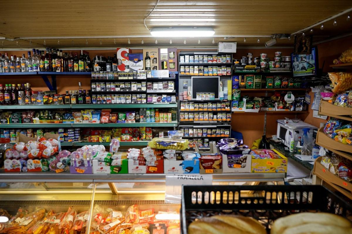 Încasările magazinelor din România au crescut cu 5,2% în primul semestru, faţă de anul trecut, în urma creşterii preţurilor Încasările magazinelor din România au crescut cu 5,2% în primul semestru, faţă de anul trecut, în urma creşterii preţurilor