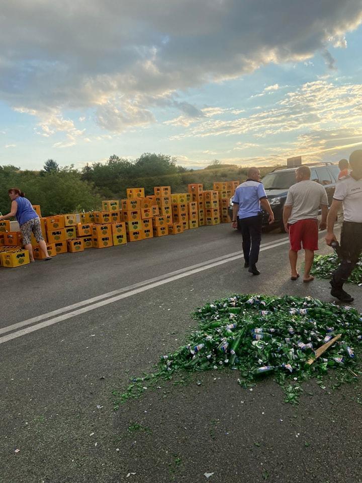 Un camion plin cu sticle de bere s-a răsturnat pe DN65 în judeţul Olt