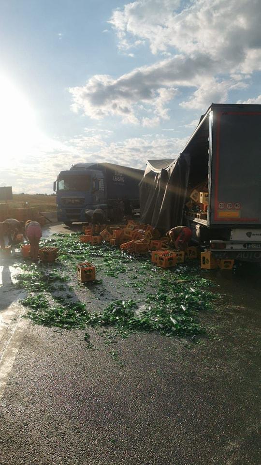 Un camion plin cu sticle de bere s-a răsturnat pe DN65 în judeţul Olt