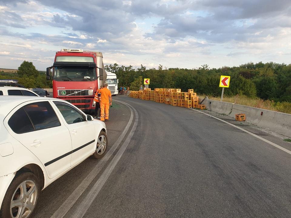 Un camion plin cu sticle de bere s-a răsturnat pe DN65 în judeţul Olt